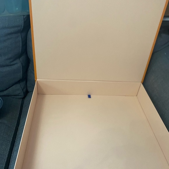 Louis Vuitton box very good condition small marks on right side shown in pics - Picture 4 of 4